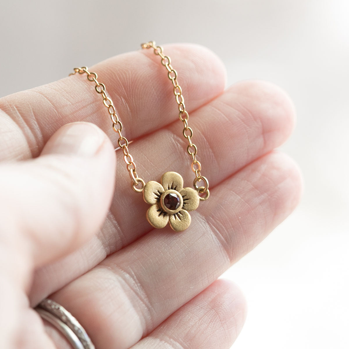 Birthstone Bloom necklace medium gold