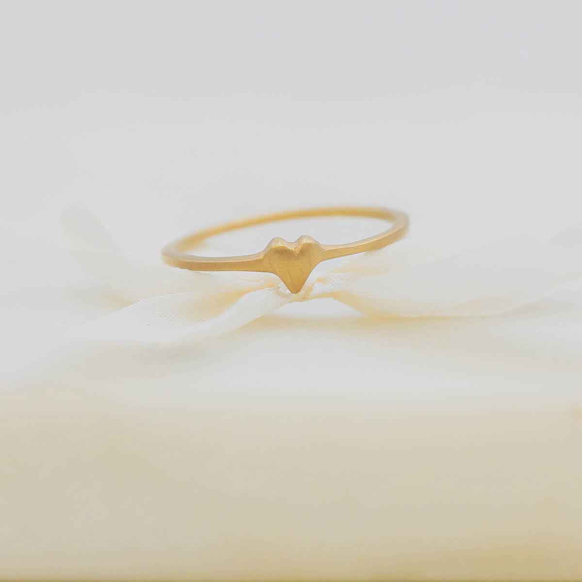  a 10k yellow gold sweet love ring - one heart in a white background