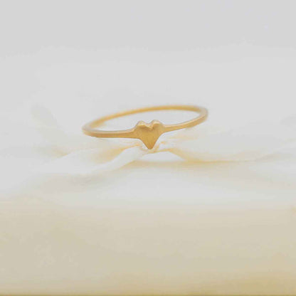  a 10k yellow gold sweet love ring - one heart in a white background